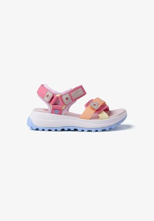 Sandales sportives roses et orange avec des brides réglables, bout ouvert, une semelle intermédiaire blanche et une semelle extérieure bleue ; détails en forme d'étoile.