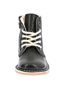 Stivale alla caviglia in pelle nera con lacci bianchi, punta tonda, occhielli argentati e suola in gomma beige. Texture liscia con dettagli di cucitura.