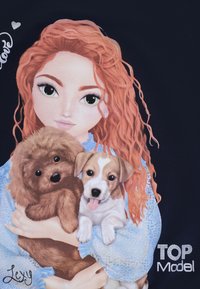 Illustrazione di una ragazza con i capelli ricci rossi che tiene in braccio un barboncino marrone e un cucciolo bianco e beige, indossando un completo azzurro su uno sfondo scuro.