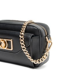 Borsa a tracolla in pelle nera texturizzata con una catena dorata, caratterizzata da un dettaglio dorato con un motivo decorativo sul fronte. Chiusura a zip.