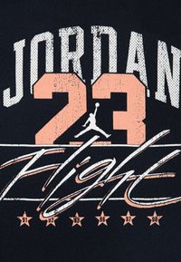 Jordan DISTRESSED COLLIGIATE - Tričko s potlačou - black