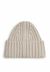Bonnet en tricot de couleur crème avec un revers replié et un motif à côtes verticales, posé à plat sur un fond blanc.