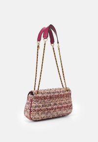 Borsa in tweed rosa e crema con catena dorata e manici in pelle, caratterizzata da un motivo trapuntato e una forma strutturata.