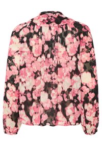 Blusa nera trasparente con maniche lunghe, decorata con stampa floreale rosa e bianca, pieghe sulla schiena e un colletto piccolo.