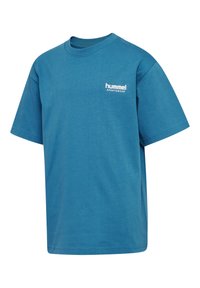 Blå kortærmet sports T-shirt med "hummel SPORTSWEAR" logo på venstre bryst, præsenteret på en hvid baggrund.