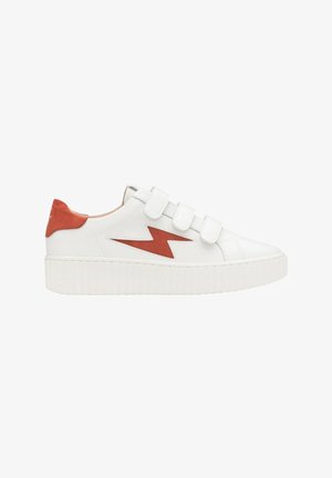Zapatilla blanca con acento en el talón de ante rojo y diseño de rayo. Cuenta con tres correas de Velcro y una suela de plataforma blanca texturizada.