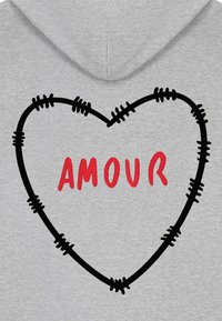 Felpa grigia con design di un cuore nero ricamato, con testo rosso "AMOUR" al centro e dettagli neri che somigliano a cuciture.