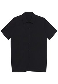 Lyhythihainen, yksivärinen musta nappipaita. Siinä on klassinen kaulus, kuusi nappia edessä ja suora helma.