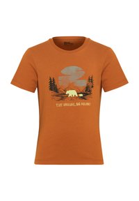 T-shirt in cotone arancione con una grafica di un orso e un cucciolo tra montagne e alberi. Il testo recita: "Nomadi in miniatura, grandi sogni." Maniche corte.