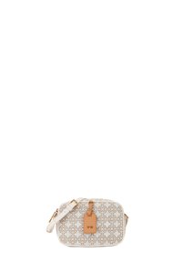 Borsa in tessuto bianco con motivo geometrico beige, etichetta in pelle, accessori dorati e tracolla regolabile; forma rettangolare con angoli arrotondati.