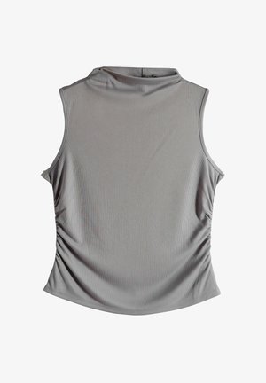 Pelēks bezpiedurkņu tops ar augstu apkakli, ar teksturētu audumu un drapējumu detaļām sānos, lai piešķirtu formu.