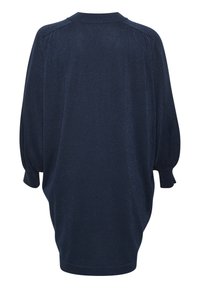 Pull en maille oversize bleu marine avec un col rond, des manches trois-quarts et un tissu doux et texturé avec un subtil éclat.