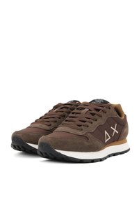 Sneaker in suede marrone e tessuto con suola intermedia bianca, suola nera e dettaglio del logo triangolare sui lati. Design con lacci e colletto imbottito.