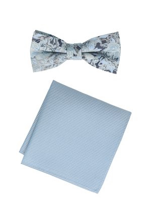 Blau gemusterte Fliege aus strukturiertem Stoff, kombiniert mit einem einfarbigen, hellblauen Taschentuch mit Karomuster.