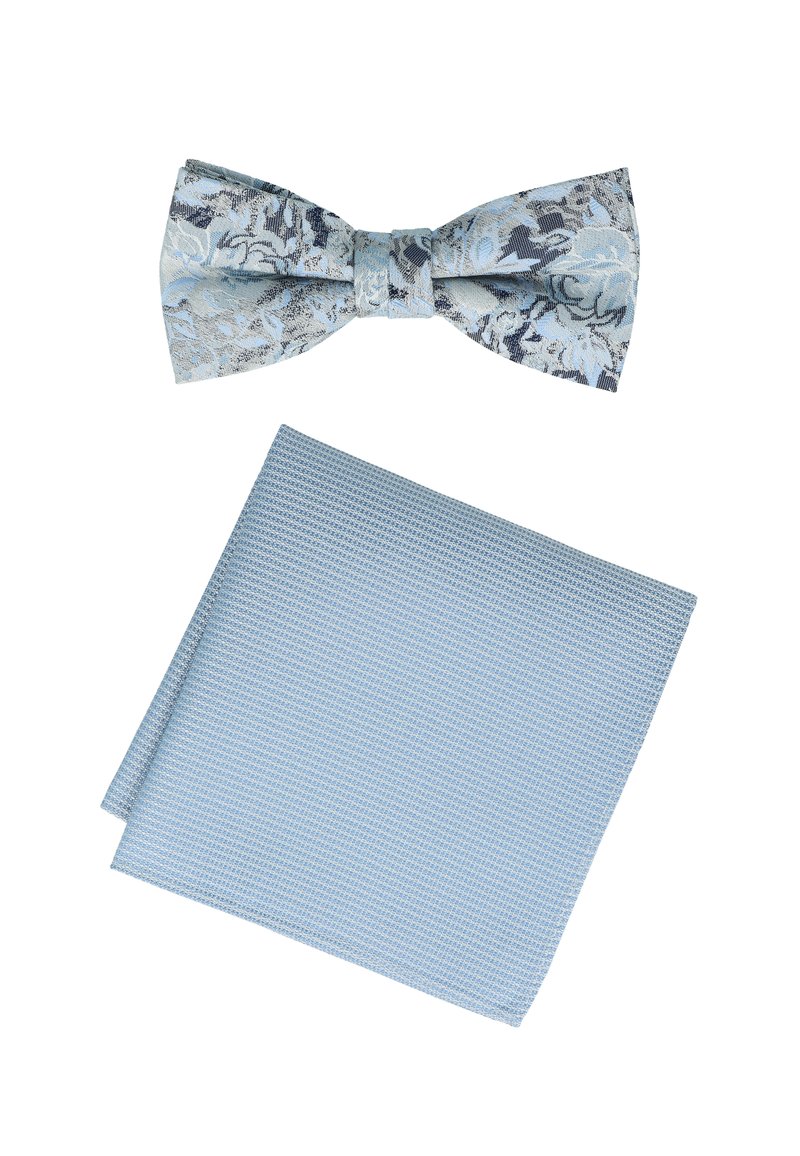 Blau gemusterte Fliege aus strukturiertem Stoff, kombiniert mit einem einfarbigen, hellblauen Taschentuch mit Karomuster.