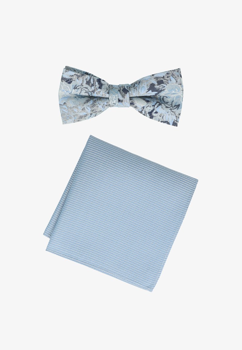 Blau gemusterte Fliege aus strukturiertem Stoff, kombiniert mit einem einfarbigen, hellblauen Taschentuch mit Karomuster.