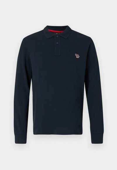 Camisa polo de manga longa azul-marinho feita de algodão, com colarinho de dois botões e um design bordado no lado esquerdo do peito.