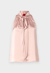 Blusa senza maniche in satin rosa pallido, caratterizzata da un collo alto, tessuto arricciato e un accento a fiocco frontale. Texture liscia con una silhouette fluida.