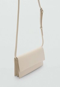 Mango Taška cez plece - off-white