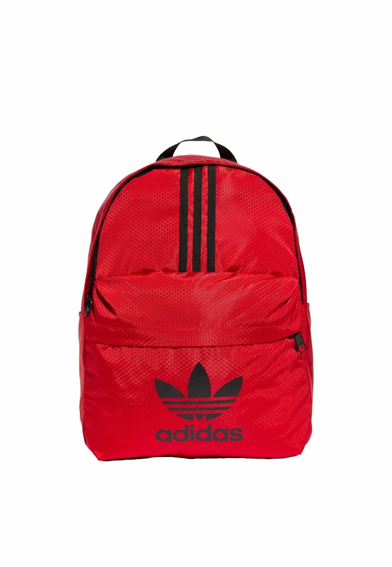 Czerony plecak Adidas o teksturowanym wykończeniu, z trzema czarnymi paskami na górze, przednią kieszenią na zamek błyskawiczny oraz czarnym logo.