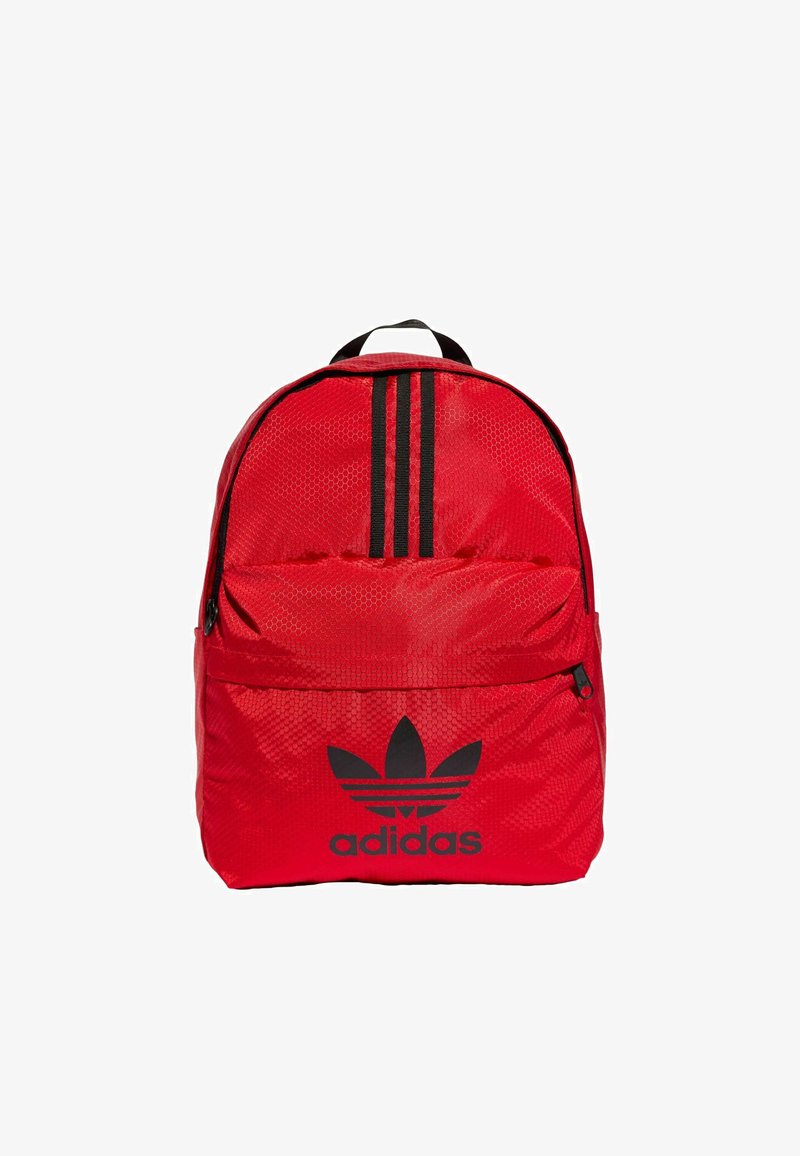 Czerony plecak Adidas o teksturowanym wykończeniu, z trzema czarnymi paskami na górze, przednią kieszenią na zamek błyskawiczny oraz czarnym logo.