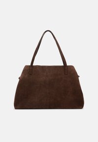 Bolso grande de ante marrón con dos asas para el hombro, forma ligeramente trapezoidal y superficie lisa sin adornos.