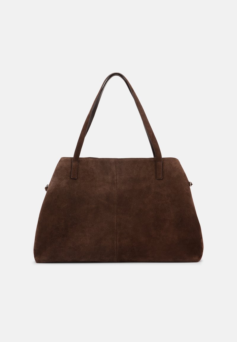 Bolso grande de ante marrón con dos asas para el hombro, forma ligeramente trapezoidal y superficie lisa sin adornos.
