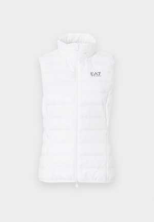 Vestă puf albă fără mâneci, cu guler în picioare, fermoar frontal, buzunare laterale și logo EA7 Emporio Armani pe piept.