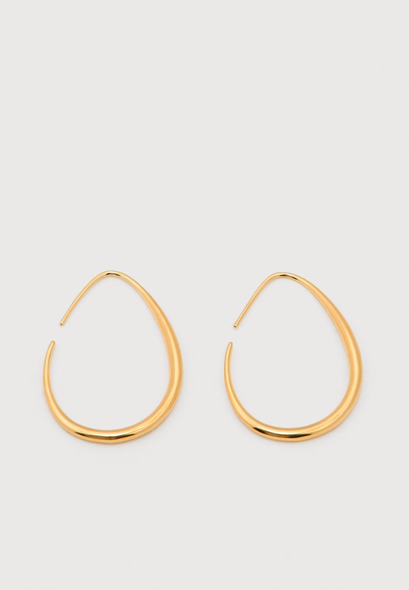 Para błyszczących złotych kolczyków w kształcie łezki z gładkimi, lekko pogrubionymi krawędziami na neutralnym tle.