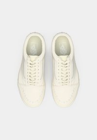 Κρεμιά χρώματος ψηλές αθλητικές παντόφλες με λείο δερμάτινο φινίρισμα, που διαθέτουν τονικό κορδόνι, ραμμένο καπάκι στο δάχτυλο και στρογγυλές τρυπήσεις κατά μήκος της άκρης.