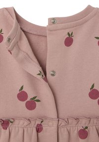 Rosa Babybekleidung mit Druckknöpfen, weichem Fleece-Futter, gerafftem Bund und bedruckten roten Apfelmotiven mit grünen Blättern.