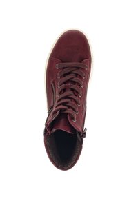 Baskets montantes en cuir bordeaux avec bout rond, dessus texturé, lacets et fermeture éclair sur le côté. Doublure douce et semelle blanche contrastante.