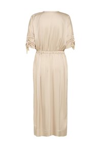 Beežist satiinist midi kleit ruuduliste küünarvarrukatega ja kokku tõmmatud elastse taljega, esitletud tagant valgel taustal.