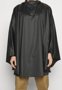 Svart poncho med långa ärmar och en slät, glänsande yta, utrustad med hög krage, dragsko och en lös, flödande design.