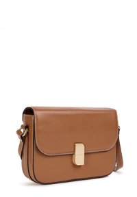 Brun läderväska med guldfärgad rektangulär spänne, vita sömmar och justerbar rem på vit bakgrund.