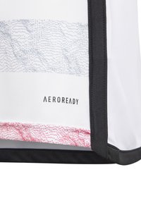 Tessuto atletico bianco con un motivo grigio testurizzato, accentuato da un design a pois rossi nella parte inferiore e un bordo nero. Logo "AEROREADY".
