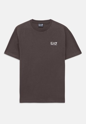 Sötétszürke, rövid ujjú, kerek nyakú póló, bal mellen kis, fehér EA7 Emporio Armani logóval és nyaklabellel.