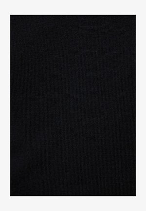 Čierna pletená tkanina s jemnou textúrou. Jednotná farba bez viditeľných vzorov alebo akcentov. Hladký a ľahký materiál.