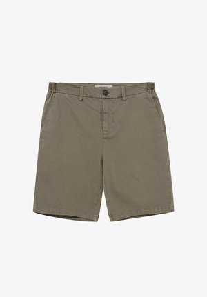 Khakivärvilised vabaajarõivaste lühikesed püksid, millel on nööbi ja tõmblukuga kinnis, vööaasad, elastsed külged ja esimesed taskud, asetatud valgele taustale.