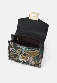Czarny portfel z otwartą klapką, zdobiony kwiatowymi i zwierzęcymi wzorami, zapięcie z złotym okuciami oraz teksturowanym wnętrzem. Posiada wiele przegródek.