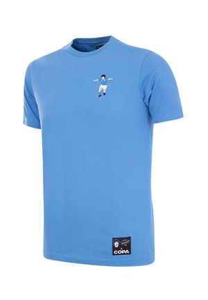 T-shirt in cotone blu con un piccolo personaggio ricamato in un completo blu e bianco. Include un patch nero con il logo CÓPA sul fondo.