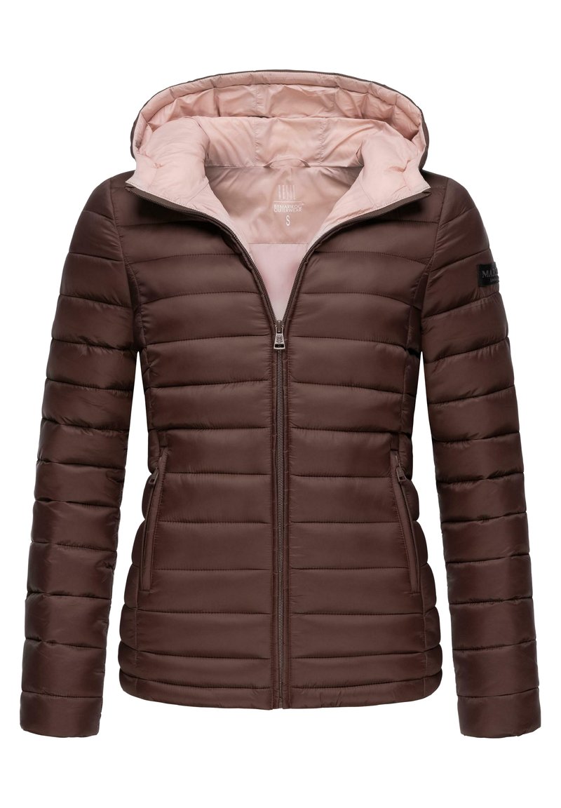 Jachetă izolată maro cu glugă, cu căptușeală roz deschis, model cu matlasare orizontală și fermoar frontal, dotată cu buzunare laterale.