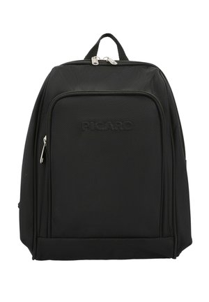 Sac à dos rectangulaire noir avec poche avant zippée, poignée supérieure et double curseur de fermeture éclair argenté sur fond blanc.