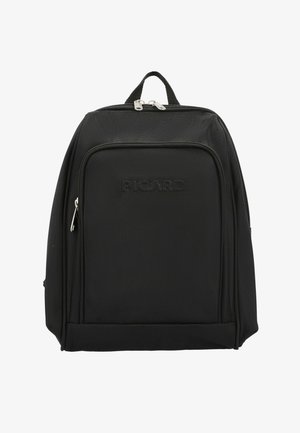 Zwarte rechthoekige rugzak met een voorvak met ritssluiting, een bovenhandvat en dubbele zilveren ritsuittrekkers tegen een witte achtergrond.