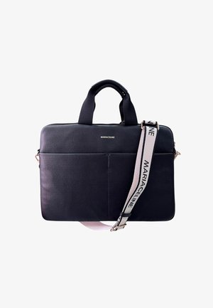 Borsa per laptop in pelle nera con manici superiori, una tracolla removibile e una tasca frontale. Presenta accenti bianchi di marca e una texture liscia.