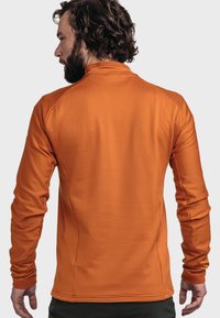 Oranges Langarmshirt aus strukturiertem, geripptem Stoff. Hoher Kragen mit Nähedetails und enganliegenden Ärmeln, von hinten gezeigt.