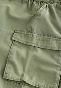 Olivgrön cargo-shorts i ett lätt och smidigt tyg med en stor ficka och elastisk midja med sömdetaljer.