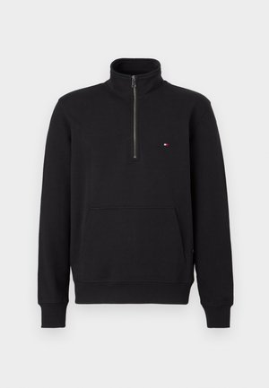 Czarna bluza z zamkiem błyskawicznym, z wysokim kołnierzem, teksturowanej tkaniny, z kieszenią typu kangur oraz małym logo na lewej stronie klatki piersiowej.