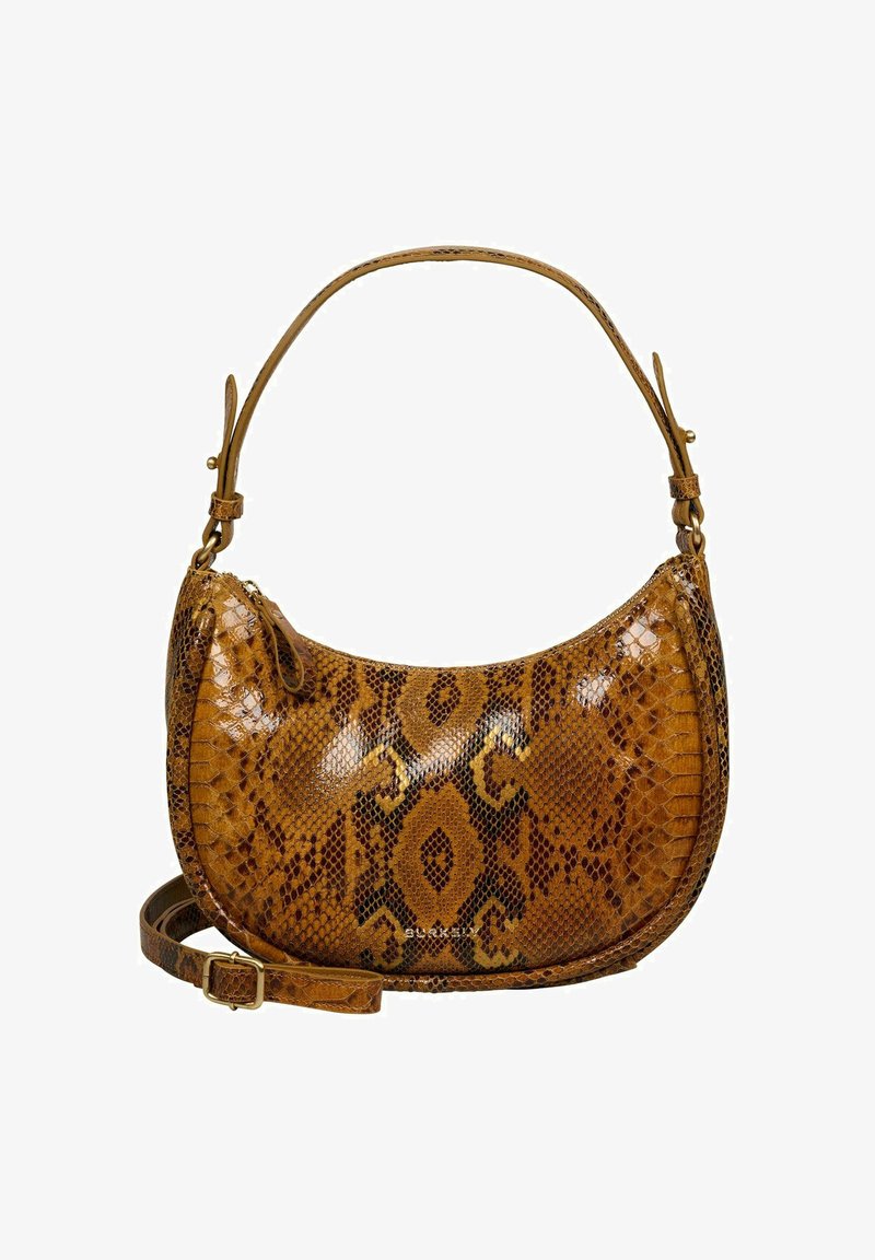 Sac à main marron en simili-cuir brillant avec un motif de peau de serpent, de forme courbée, une poignée courte et une bandoulière amovible et ajustable avec une boucle en or.