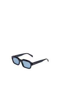 Occhiali da sole con montatura in plastica blu navy, design angolare e lenti azzurro chiaro. Presentano dettagli metallici sulle aste e un logo distintivo.
